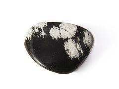 Обсидиан 2. Вулканический камень обсидиан. Плачущий обсидиан камень. Snowflake Obsidian камень. Вулканическое стекло обсидиан.