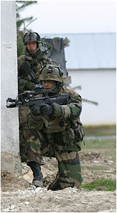 Soldados equipados com equipamento de treinamento com Laser Tag.
