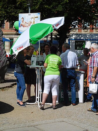 In trauter Eintracht: die CDU unter einem Plakat von Die PARTEI