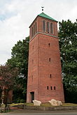 Klokkentoren van de kerk van St. Lawrence in Nienhagen