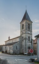 L’église depuis la route menant à Laval-de-Cère par le lac des Vergnes.