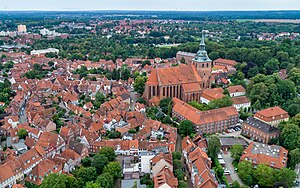 St Michaelis Kirche Lüneburg Luftaufnahme.jpg