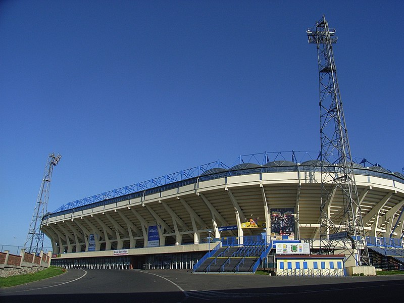 File:Stadion Na Stínadlech (Außenansicht-Kurve).JPG