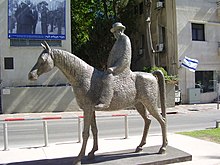 פסל של מאיר דיזנגוף רוכב על סוסתו