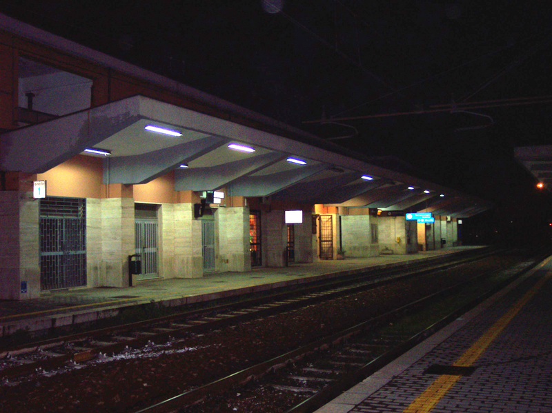 File:Stazione di Castiglione Cosentino - vista notturna.png