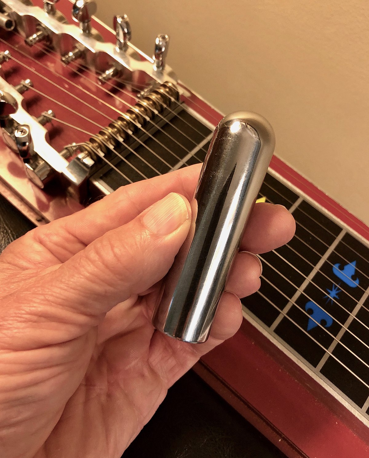 https://upload.wikimedia.org/wikipedia/commons/thumb/d/d9/Steel_bar_%28tonebar%29_used_in_playing_steel_guitar.jpg/1200px-Steel_bar_%28tonebar%29_used_in_playing_steel_guitar.jpg