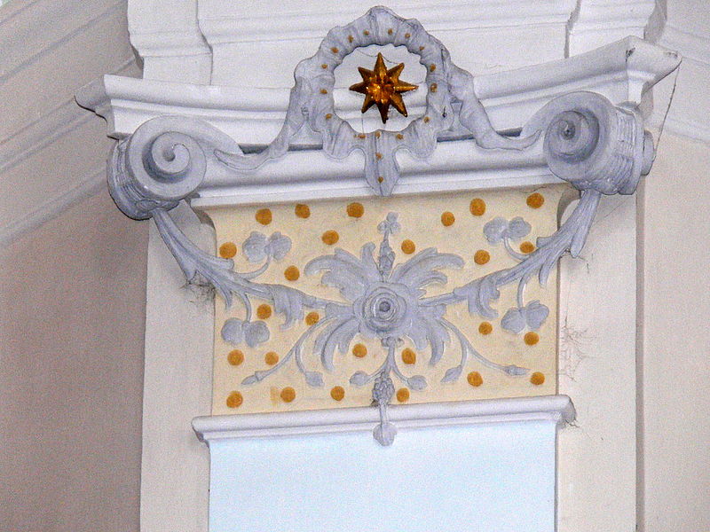 File:Strobl Kirche - Stuckpilaster.jpg