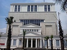 The four-storied new wing named Gedung Arca Tampak depan Gedung Arca Museum Nasional.jpg