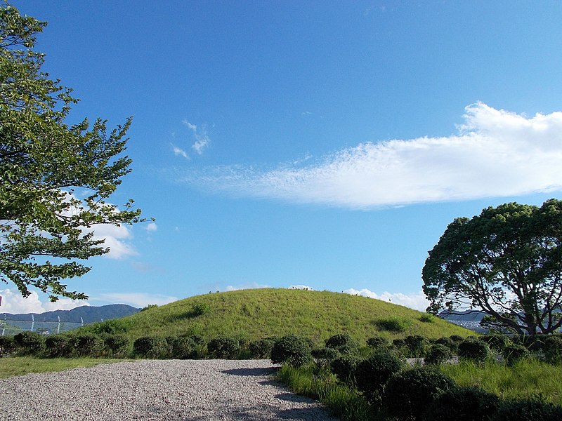 File:Tanabata-ike Kofun.jpg