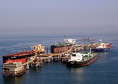 Olajszállító tankerek Baszra kikötőjében