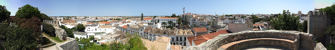 Panorama vido de Tavira, el la Kastelo