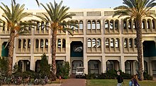 Ein traditionelles israelisches Architekturgebäude mit Palmen davor
