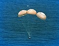 Veliteľský modul Apolla klesá na padákoch do vĺn Tichého oceánu