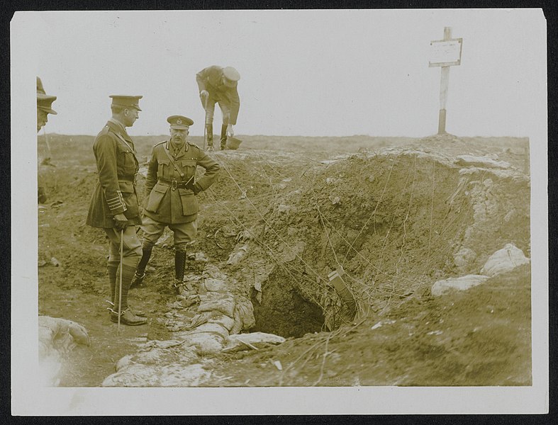 File:The King of the Belgians at the entrance of an old German dug-out with general …, Bestanddeelnr 158-0273.jpg
