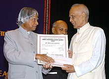 Президент, доктор А.П.Дж. Абдул Калам вручает Премию национальной общинной гармонии-2006 Шри Равиндре Натх Упадхьяю в Нью-Дели 23 мая 2007 года.