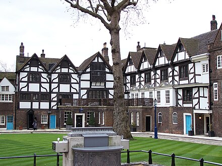 Tower house london. The Tower of London the Queen's House. Лондонском доме Грейфрайарз. Queens Tower a.