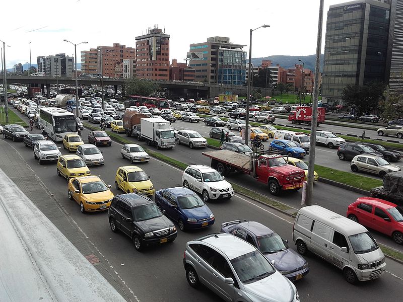 File:Trafico en Autopista Nte con CL 100 Btá.jpg