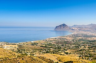 La costa di Valderice si estende da Bonagia alla foce del Rio Forgia, poco prima della baia di Cornino e del monte Cofano