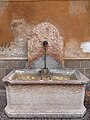 Une fontaine d’eau potable historique.