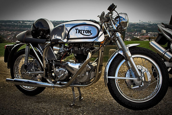 Triton: A Triumph engine in a tubular steel Norton Featherbed frame