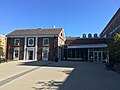 English: Alumni Hall and the north entrance to Lydon Library