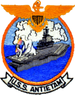 Insigne de l'USS Antietam (CVS-36), dans les années 1950 (NNAM.2004.065.002.013).png