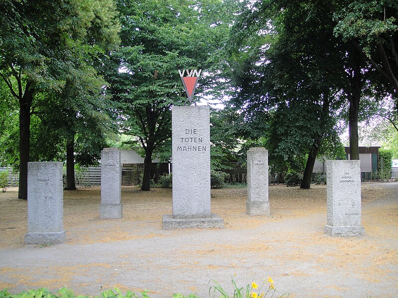 Vereinigung der Verfolgten des Naziregimes – Bund der Antifaschistinnen und Antifaschisten 800px-VVN-Denkmal_in_Teltow