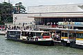 Vaporetto estacionado perto da estação Veneza Santa Lucia