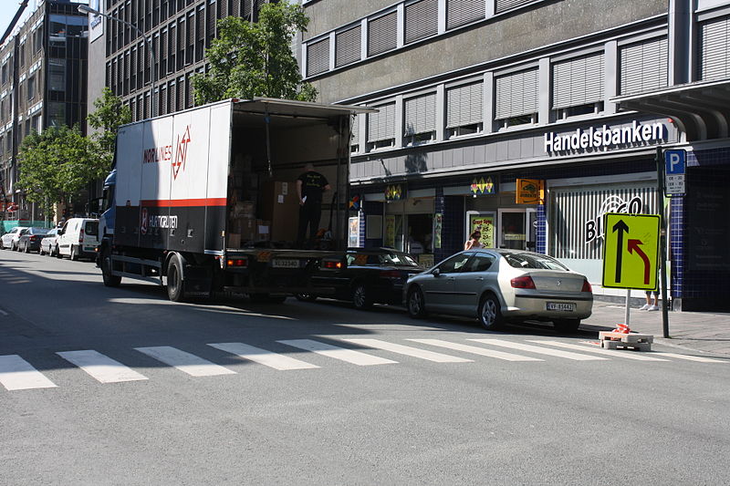 File:Varelevering i Søndre gate (3678476928).jpg