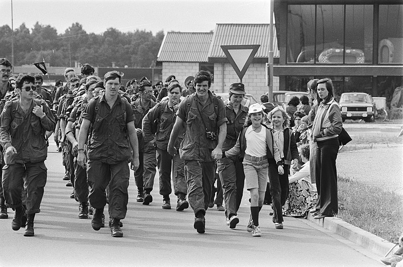 File:Vierdaagse Nijmegen, 2e dag wandelaars onderweg, Bestanddeelnr 929-8247.jpg