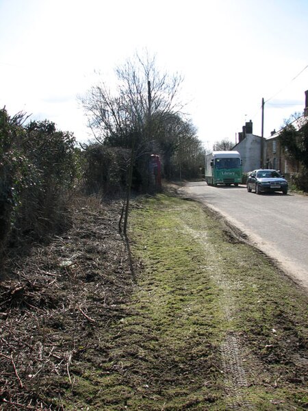 File:View south along West Road - geograph.org.uk - 1737756.jpg