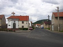 Kapelle in Vražkov, rechts Straße nach Krabčice, Říp im Hintergrund