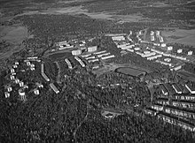 An aerial photograph to the north of Keski-Vuosaari in 1968. In the middle is the Vuosaari sports ground, to the left is Kangaslampi, in the front to the left is the Vuosaari water tower, later dismantled. The image shows a large number of apartment buildings that were new at the time.