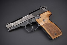 Walther P88 cu mâner din lemn Nill (32415095370) .jpg