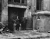 Soldados del Ejército Nacional del Batallón "Ruczaj" (después de un tiroteo por el edificio Mała PAST) toman fotografías en la entrada principal de la calle Piusa junto a un búnker, 24 de agosto de 1944.