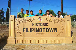 Historia Filipinotown Western Gateway ĉe la angulo de Templo-Skt. kaj Silverlake Blvd.