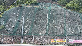 영동읍 설계리 국도 제19호선 도로변, 유원대학교 정문 앞 삼거리 북위 36° 11′ 48.1″ 동경 127° 47′ 48.1″﻿ / ﻿북위 36.196694° 동경 127.796694° ﻿ / 36.196694; 127.796694