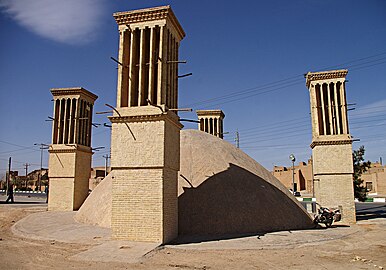 Un āb anbār a Yazd con quattro torri del vento