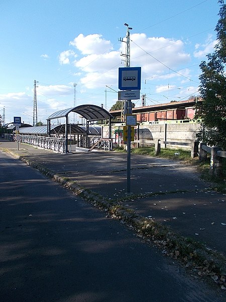 File:'Albertirsa, vasútállomás' bus stop, 2020 Albertirsa.jpg