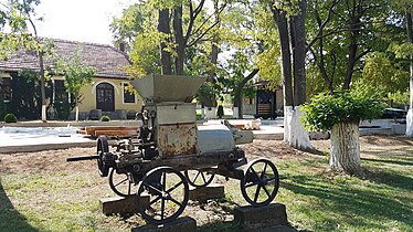 Стара машина для подрібнення винограду у дворі
