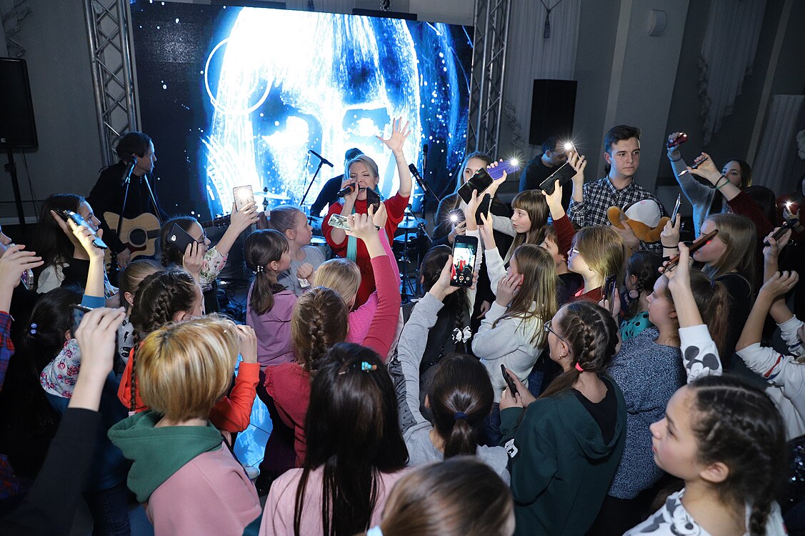 Галина Босая и музыканты группы Bosáya в окружении детей Междуреченска после совместного создания хита