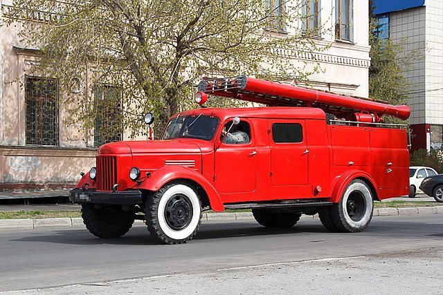Пожарный автомобиль на базе ЗИЛ-164 на параде в г. Барнауле, 2016 г.