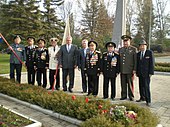 En el monumento a los paracaidistas en Maykop.  Jefe de Maykop Chernichenko M. N. (en el centro), Presidente del Ayuntamiento V. Nikolaev, veteranos M. M. Tkhagapsov, A. Tsikushev, A. A. Dorofeev, M. N. Kozyrev