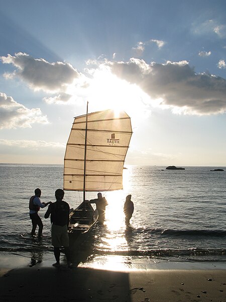 File:アマチュアの帆掛け船 - 葉山一色海岸で撮影 Pcs34560 IMG0067.jpg