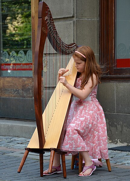 File:02015 Kleines Mädchen an Harfe, Biala.JPG