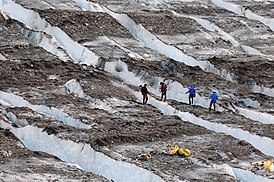 Los investigadores examinan los escombros encontrados en el glaciar (25 de junio de 2012).