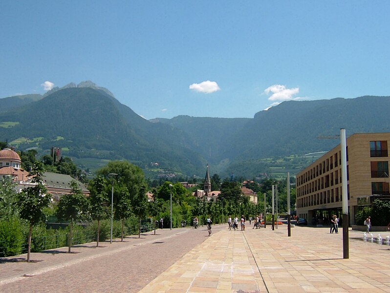 File:2008 0707 30820 Meran Thermen Park D0118.jpg