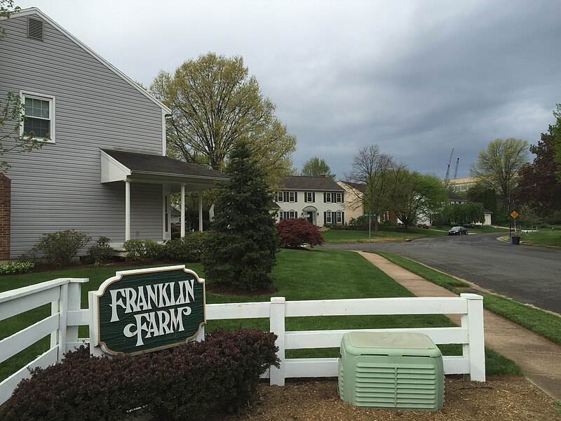 File:2017-04-17 08 34 40 View southwest along Allness Lane at the entrance to Franklin Farm in Oak Hill, Fairfax County, Virginia.jpg