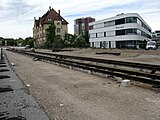 Gleisverlegung in der Waldkircher Straße in Freiburg-Brühl zur Verlegung der Stadtbahn aus der parallel verlaufenden Komturstraße, rechts die Neubauten auf dem früheren Güterbahnhofsgelände