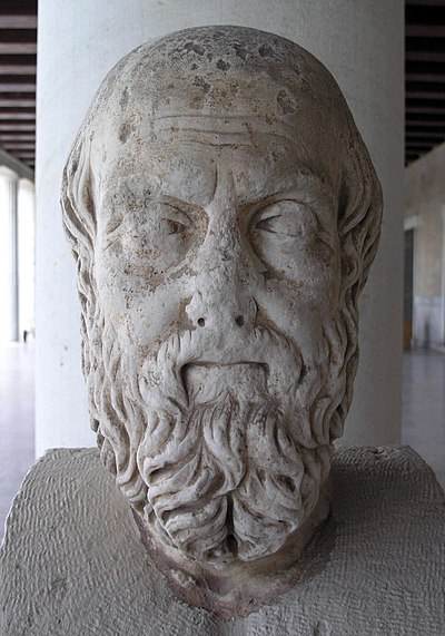 פסל של הרודוטוס, המכונה "אבי ההיסטוריה"